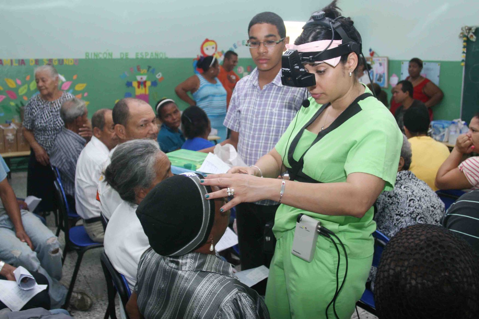 La Dr. Evelyn Díaz dirige los operativos de prevención de la vista que auspicia la oficina del senador de Espaillat, Doctor José Rafael Vargas.